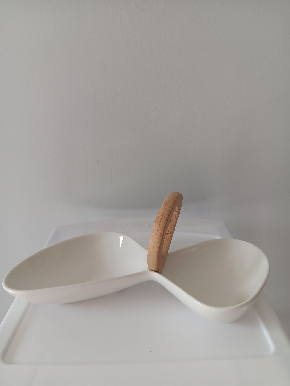 Brandani Ceramic Dual Dip Bowls Abstract Eight With Wood Handle White Tan 12"
